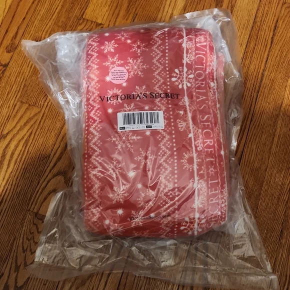 NWT Victoria's Secret Fleece Sherpa Blanket - Picture 3 of 6